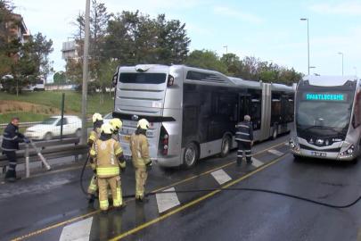 İstanbul'da metrobüsün motor kısmında yangın çıktı