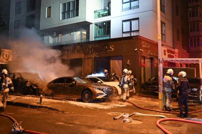 Kadıköy'de oto galeride yangın: 4 araç kullanılamaz hale geldi