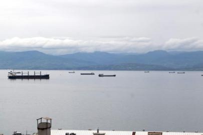 Karadeniz'de beklenen fırtına öncesi yük gemileri limanlara demirledi