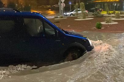 Kayseri'de yoğun yağış yolları göle çevirdi