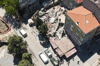 Küçükçekmece'de yıkım sırasında bina çöktü