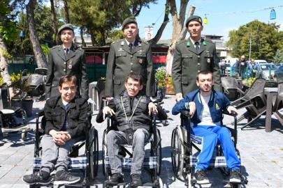 Mehmetçik, 108 tekerlekli sandalyeyi ihtiyaç sahiplerine ulaştırdı