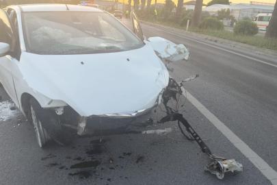 Mersin'de refüje çarpan otomobildeki 3 kişi yaralandı