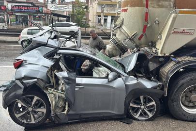 Mucizevi kurtuluş: Tır ile tanker arasında ezilen araç sürücüsü yaralı kurtuldu