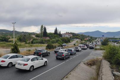 Muğlada tatil trafiği: Araç kuyrukları kilometrelerce uzadı