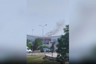 Pendik'te alışveriş merkezinin çatısında yangın çıktı