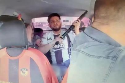 Rehine alınan taksicinin saldırganı engellediği anlar kamerada