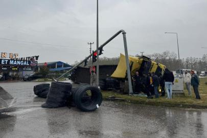 Samsun'da demir yüklü tır devrildi: 1 yaralı
