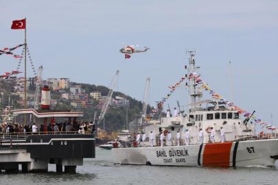 Samsun'da Türk bayrakları ve Atatürk posterleriyle süslenen gemiler geçiş yaptı