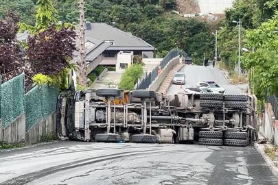 Sarıyer'de yokuşta kayan hafriyat kamyonu devrildi