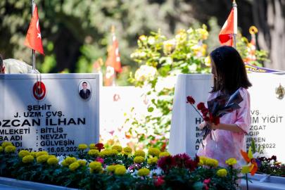 Şehit aileleri bayramın ilk gününde Edirnekapı Şehitliği'ni ziyaret etti
