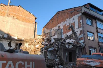 Sultangazi'de yıkım sırasında bitişikteki iki apartman hasar gördü