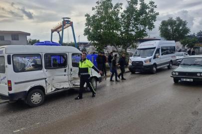 Tokat'ta iki minibüs çarpıştı: 11 yaralı