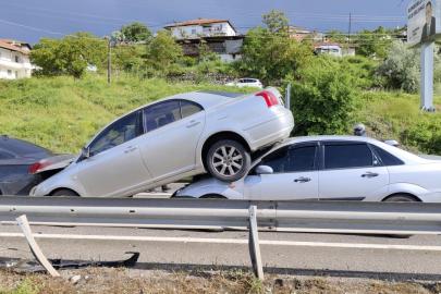Zincirleme kazada bir araç diğer aracın üzerine çıktı