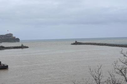 Zonguldak'ta çamur denizin rengini değiştirdi