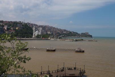 Zonguldak'ta denizin rengi kahverengiye döndü