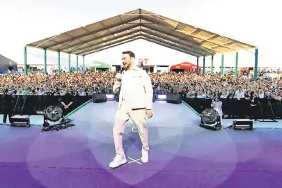 14 dikişle konsere koştu