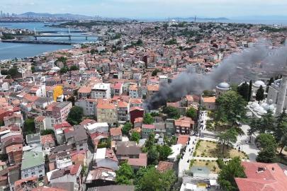 Balat'ta korkutan yangın. Dumanlar birçok yerden görülüyor