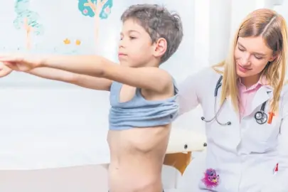 Her 100 çocuktan 3'ü skolyoz riski taşıyor