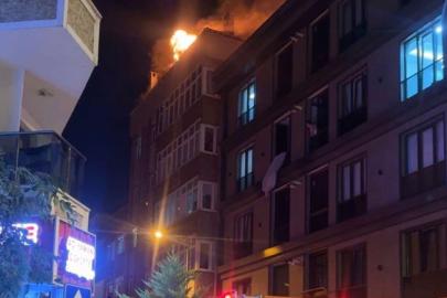 İstanbul'da 4 katlı binanın çatısında yangın