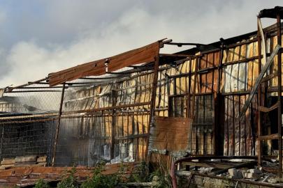Sultangazi'de plastik eşya deposunda çıkan yangın söndürüldü
