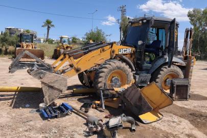 Tamir ettikleri iş makinesinin altında kaldılar: 1 ölü, 1 yaralı