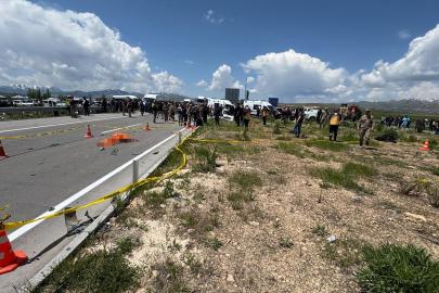 Van'da pikap ile hafif ticari araç çarpıştı: 4 ölü, 4 yaralı