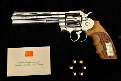 İlk gerçek fotoğraf ortaya çıktı, işte çok konuşulan silah. Cumhurbaşkanı Erdoğan'dan NATO liderlerine revolver hediyesi