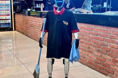 Robot garson 'Fiko' patrondan zam istedi! Maaşı var, haftada bir gün izin yapıyor