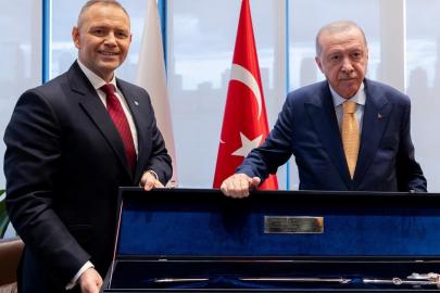 Cumhurbaşkanı Erdoğan tabanca hediye etmişti. Polonya lideri Nawrocki'den kılıç hediyesi