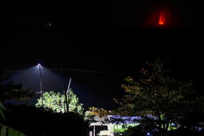 Yanardağı patladı, okullar ve havalimanı kapatıldı